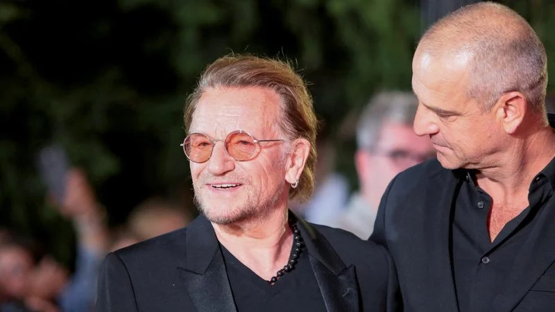 Bono estrena en Cannes un documental de AppleTV+ y critica los recortes de ayuda de EEUU