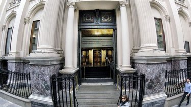 Qué pasa con los bancos: menos ganancias y más mora