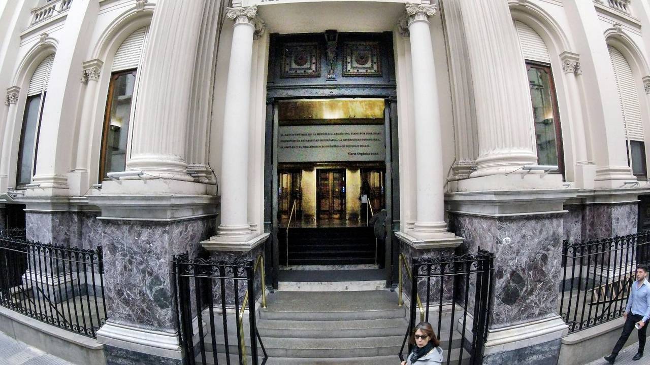 Qué pasa con los bancos: menos ganancias y más mora