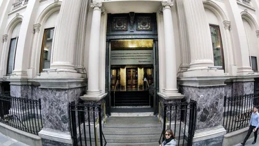 Qué pasa con los bancos: menos ganancias y más mora