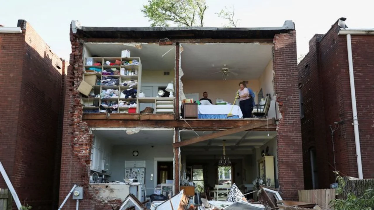 Al menos 16 muertos y decenas de heridos por fuertes tormentas en Misuri y Kentucky, según NBC