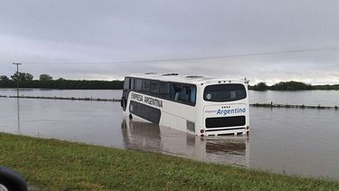El detrás del micro varado en la ruta 9: nunca tendría que haber salido de la terminal 