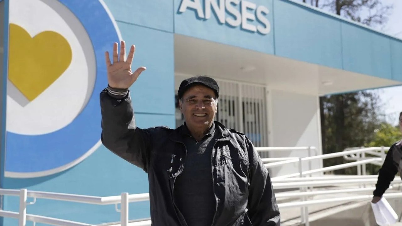 Jubilado junto a edificio de ANSES.