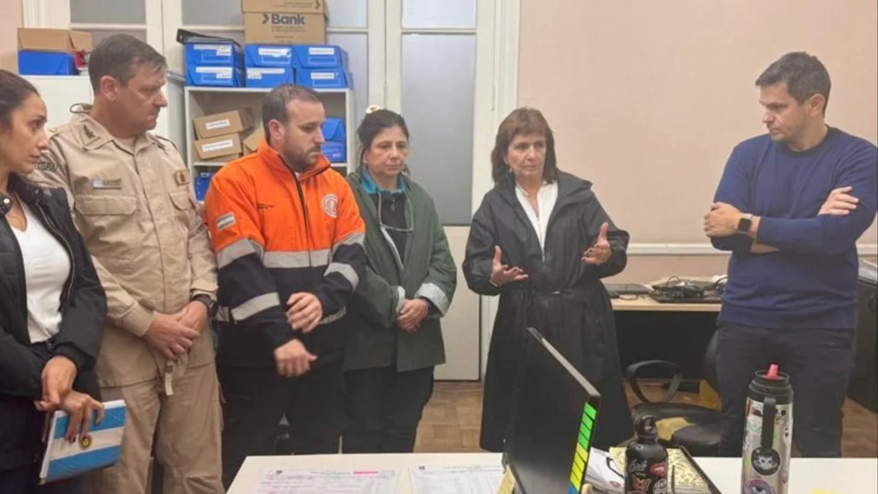 Bullrich supervisó operativos por el temporal: "Estoy viendo barrios totalmente anegados"