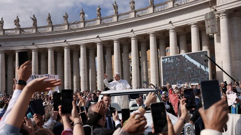 León XIV pide unidad a una Iglesia dividida y promete no ser un "autócrata" al iniciar pontificado