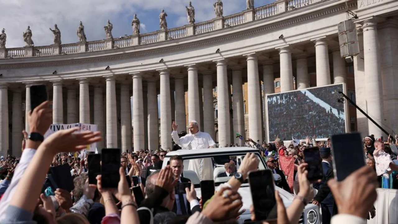 León XIV pide unidad a una Iglesia dividida y promete no ser un "autócrata" al iniciar pontificado