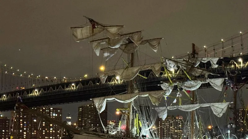 Buque de la Marina mexicana se estrella contra el puente de Brooklyn dejando dos muertos