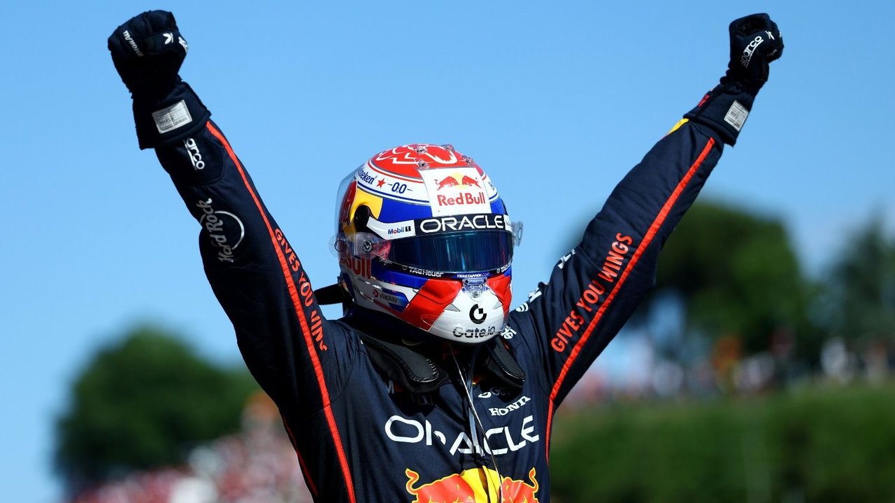 Max Verstappen celebrando su triunfo en el GP de Ímola 2025.