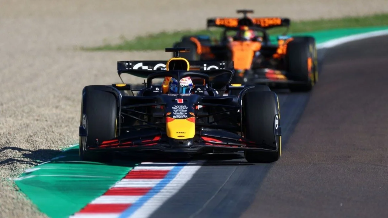El RB21 de Max Verstappen en el GP de Ímola.