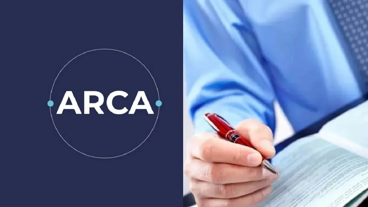 Logo de Arca y una persona escribiendo