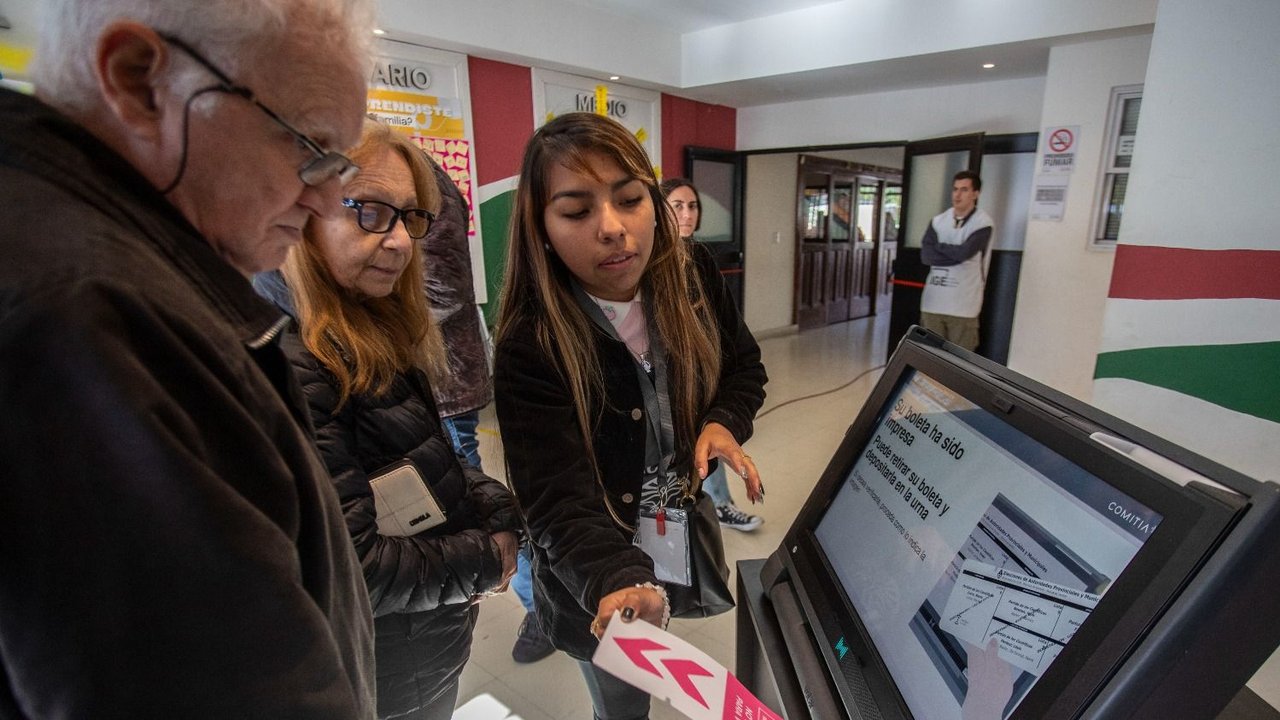 Una persona votando