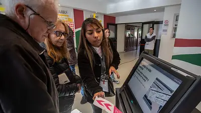 Una persona votando Una persona votando
