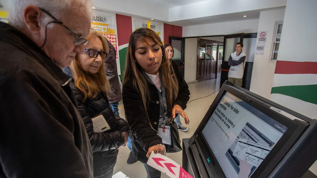 Una persona votando