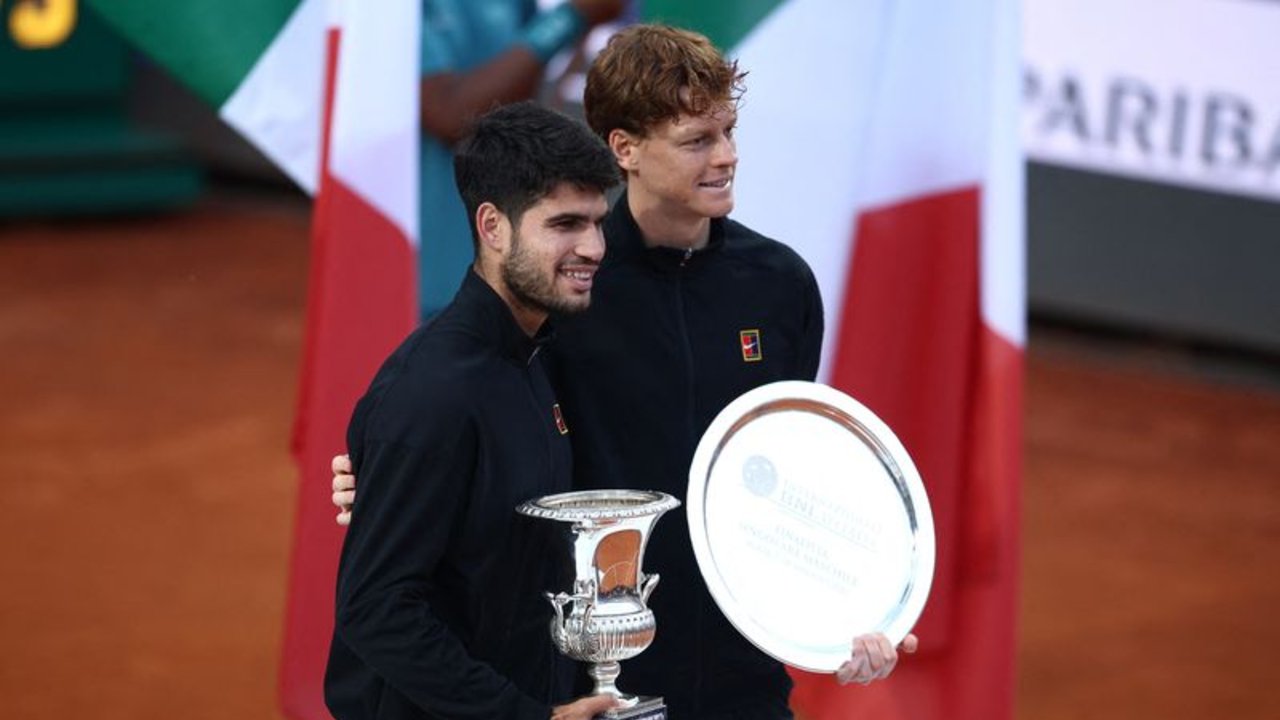 Alcaraz no tiene piedad para Sinner y se proclama campeón del Abierto de Italia