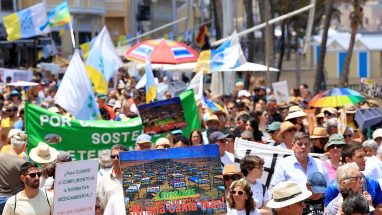 Miles de personas protestan contra el turismo masivo en las Islas Canarias