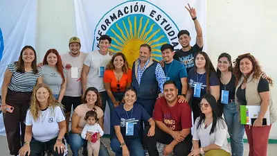 Quintela debatió sobre el futuro del país, con jóvenes universitarios: "La política necesita de su energía transformadora" Quintela debatió sobre el futuro del país, con jóvenes universitarios: "La política necesita de su energía transformadora"