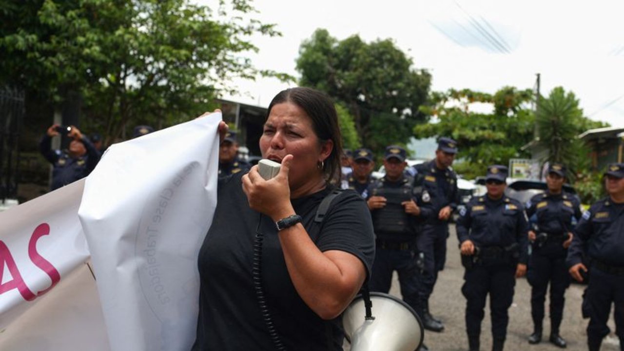Detienen en El Salvador a reconocida abogada de derechos humanos y anticorrupción Ruth López