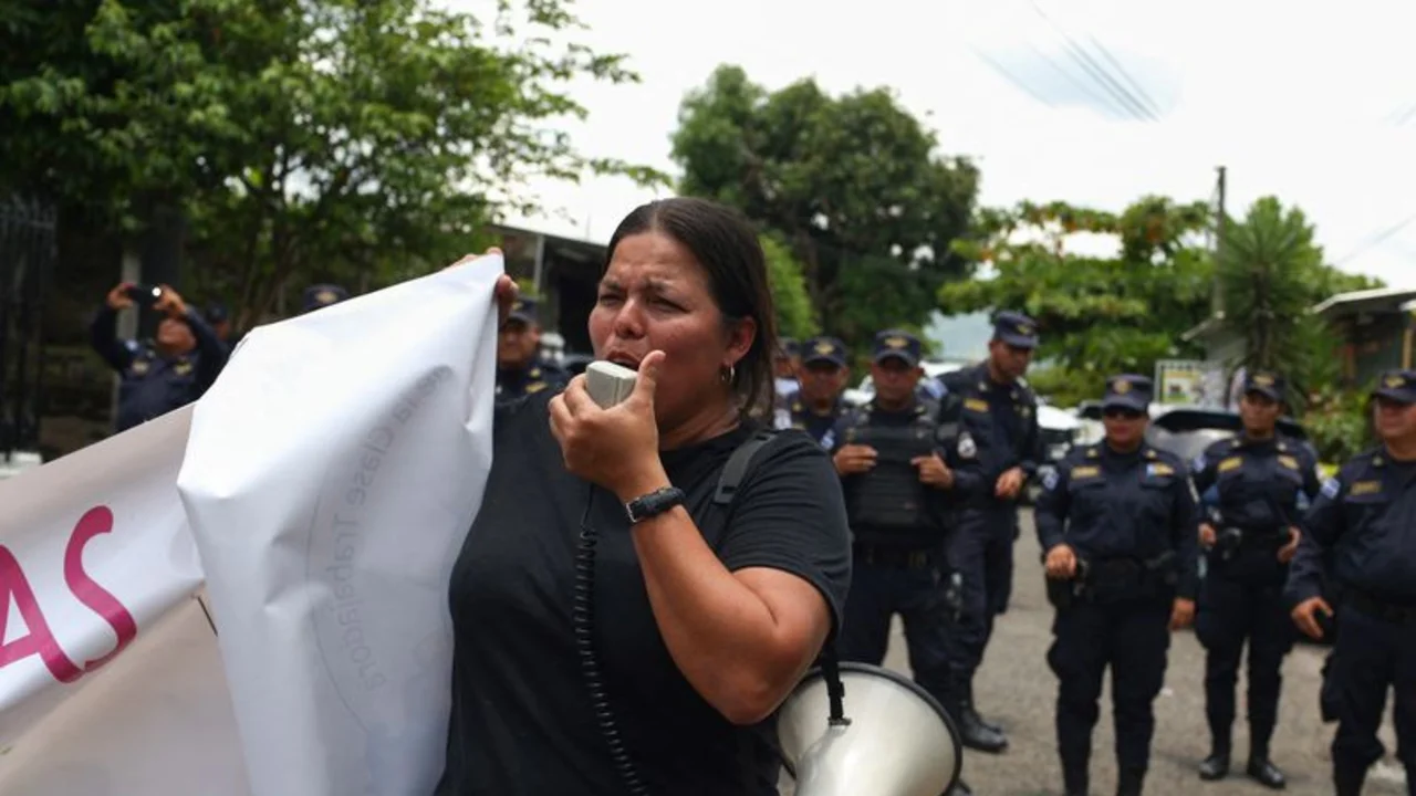 Detienen en El Salvador a reconocida abogada de derechos humanos y anticorrupción Ruth López