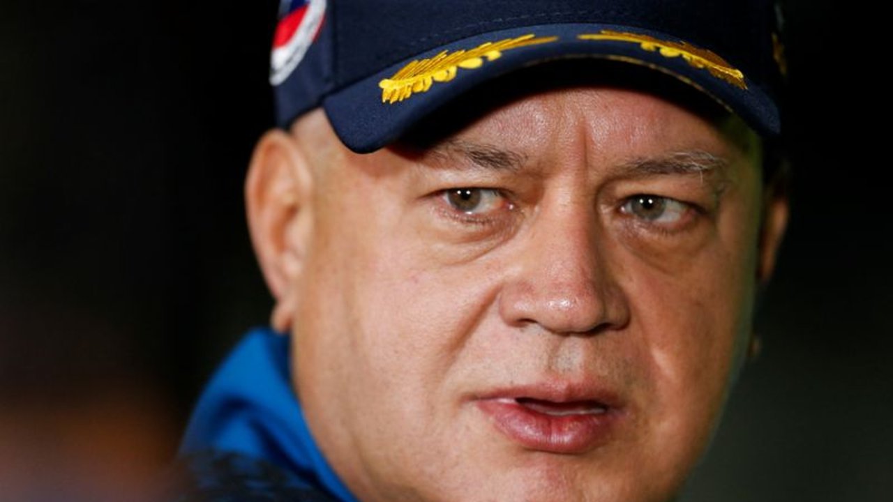Venezuela dice que suspenderá vuelos con Colombia tras detención de extranjeros