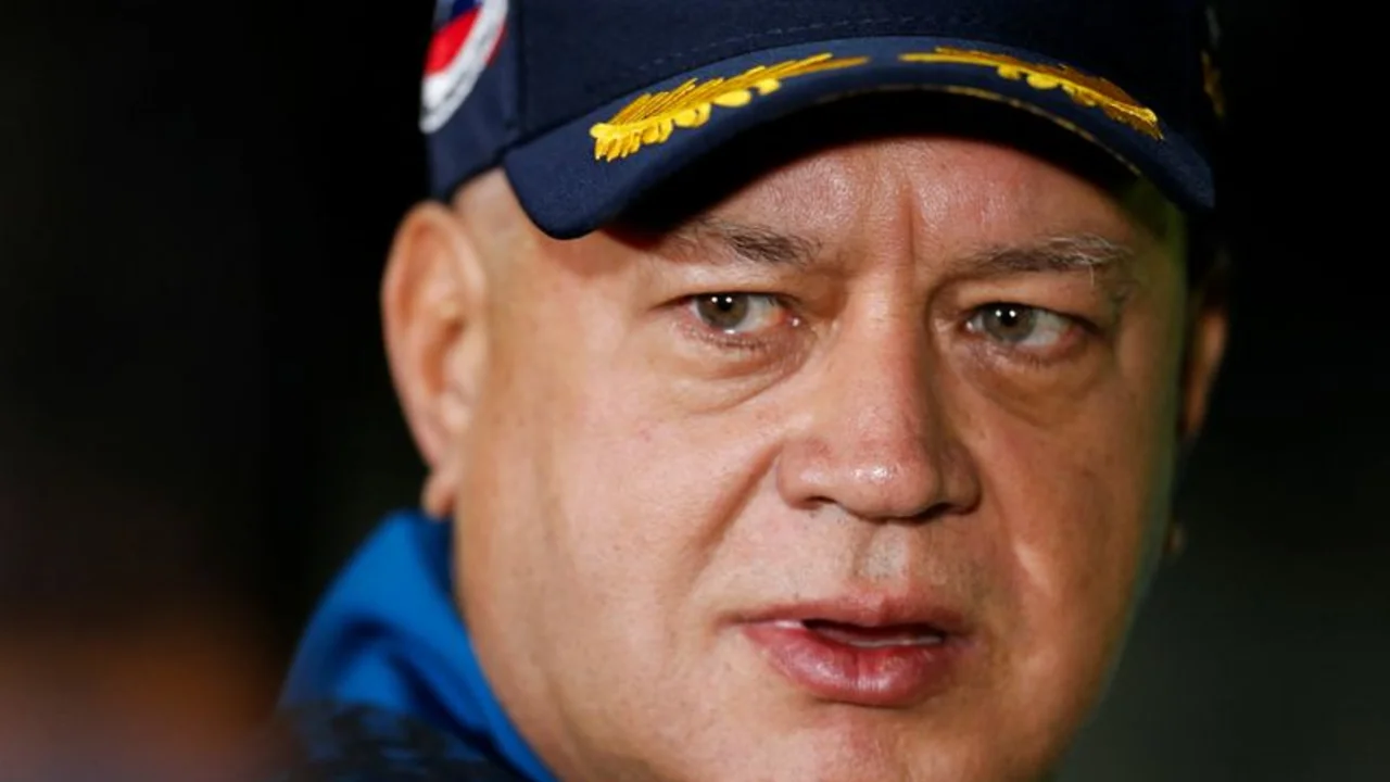 Venezuela dice que suspenderá vuelos con Colombia tras detención de extranjeros