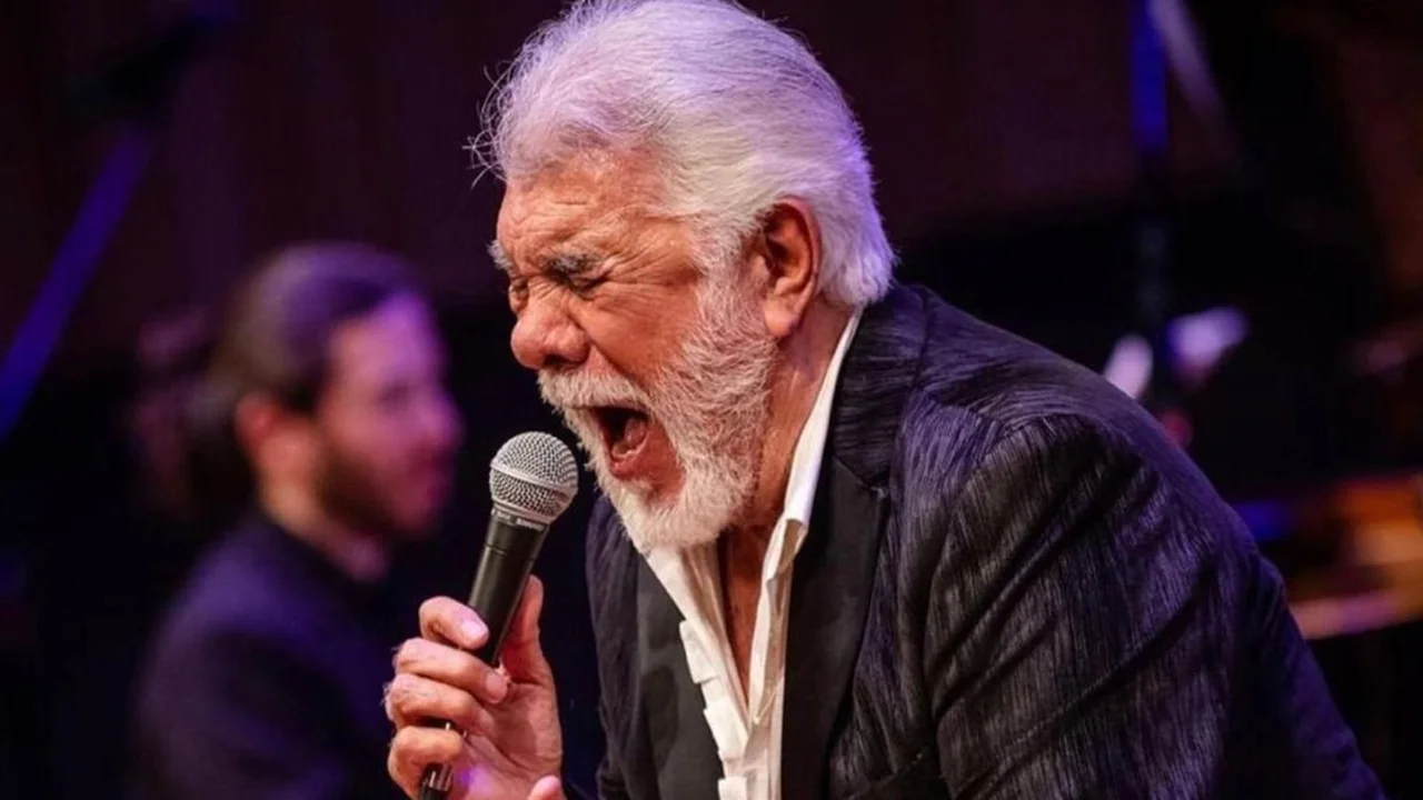 Raúl Lavié cantando