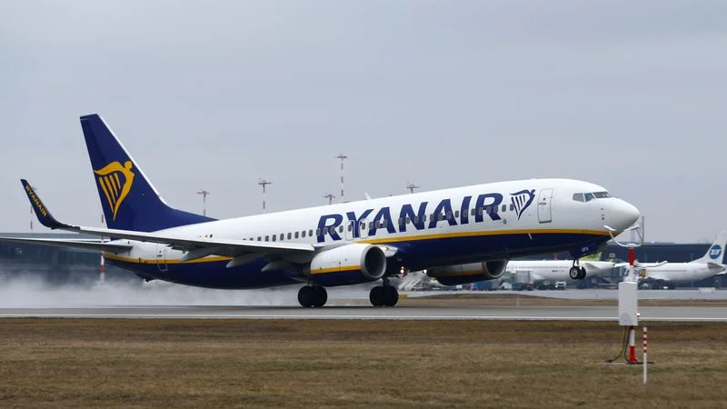 Ryanair pide a algunos auxiliares de vuelo españoles que devuelvan un aumento de 2024, según documentos