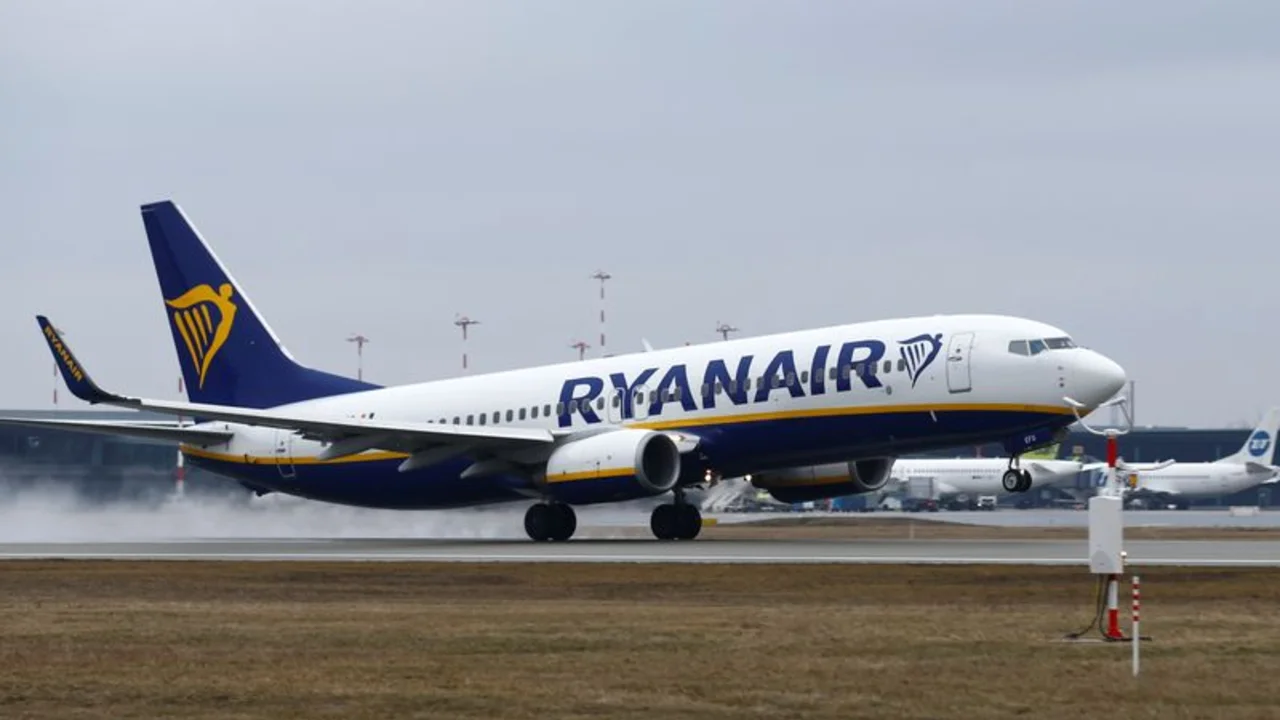 Ryanair pide a algunos auxiliares de vuelo españoles que devuelvan un aumento de 2024, según documentos