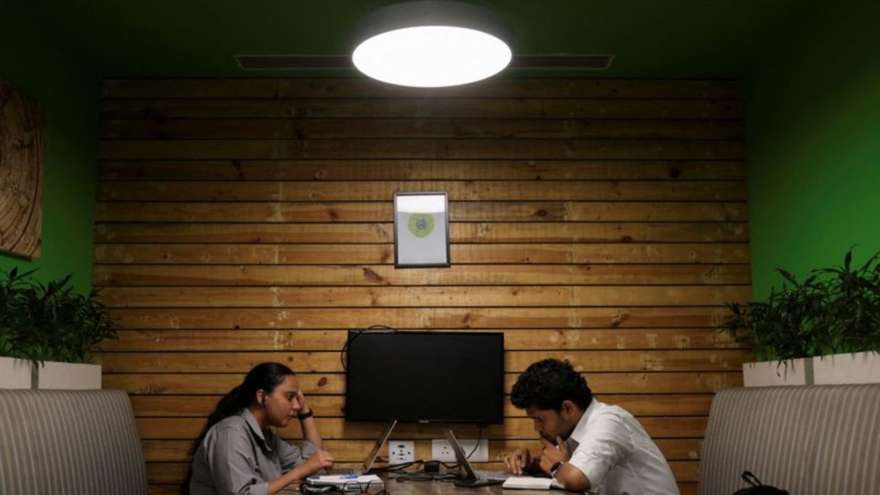 La IA amenaza más el trabajo de las mujeres que el de los hombres, según un informe
