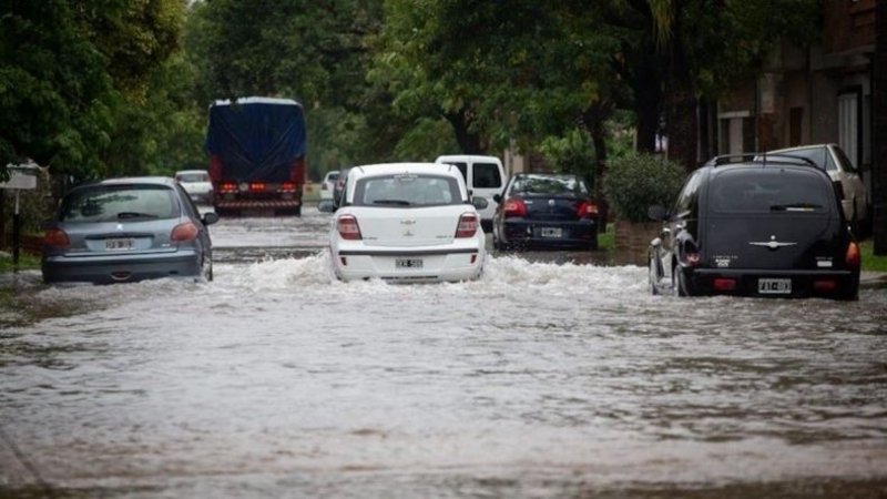 Inundaciones: dos muertos y busca desesperada de una mujer 