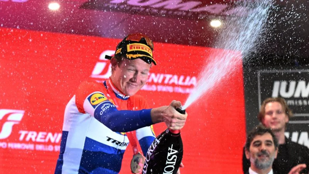 Hoole gana la contrarreloj del Giro, mientras que Ayuso y Roglic se acercan a mexicano Del Toro