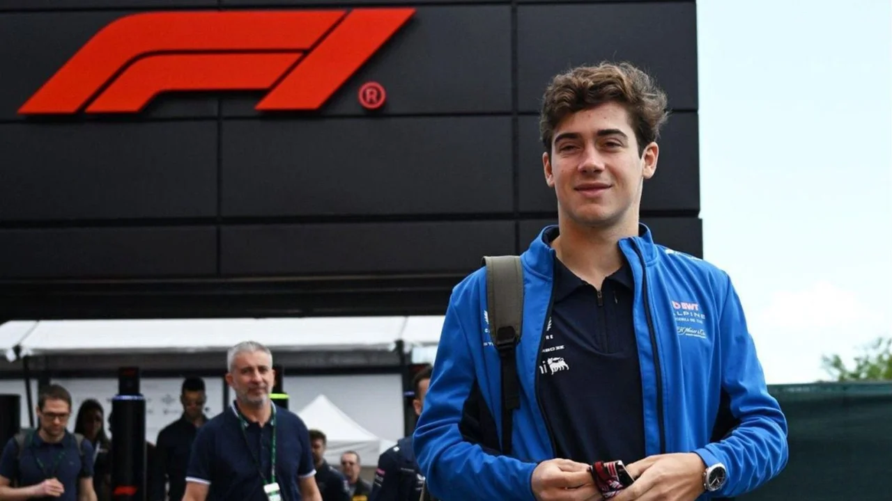 Franco Colapinto en el paddock de la F1.