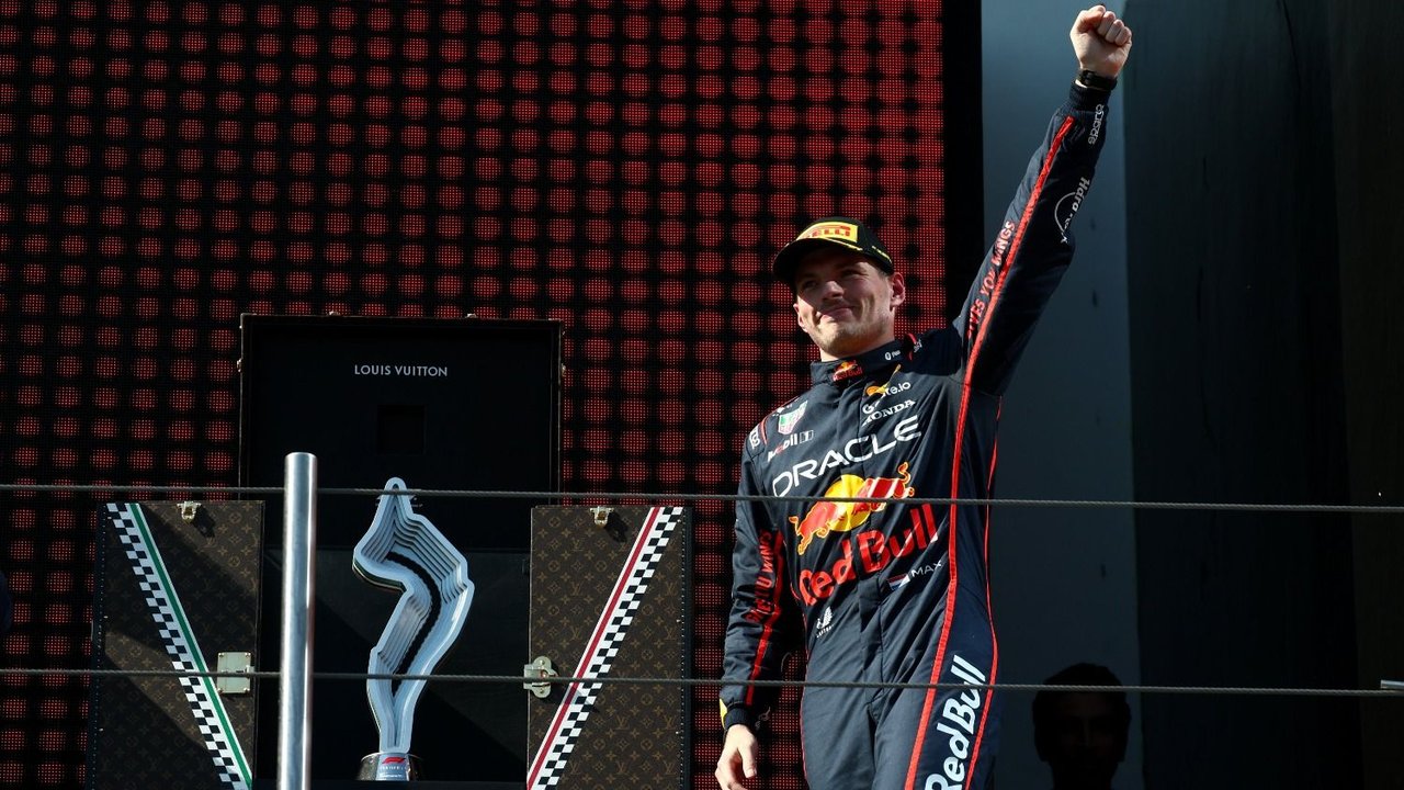 Max Verstappen celebrando su triunfo en el GP de Ímola 2025.