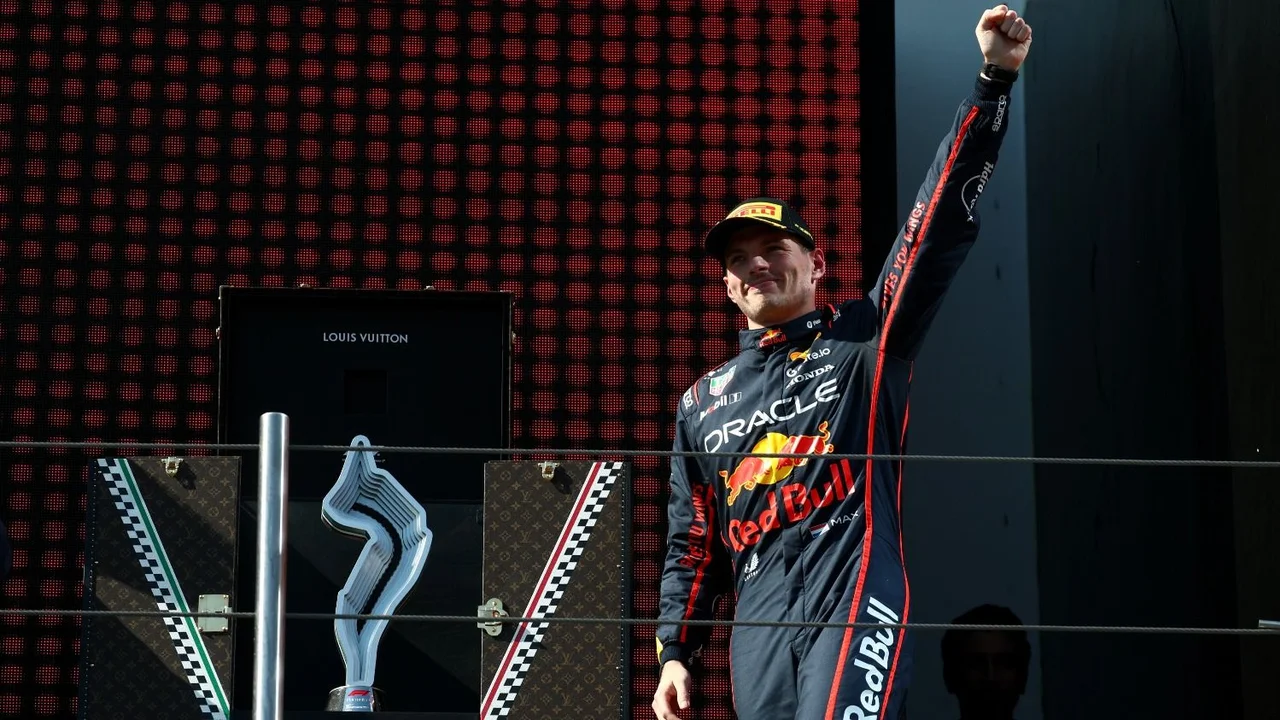 Max Verstappen celebrando su triunfo en el GP de Ímola 2025.