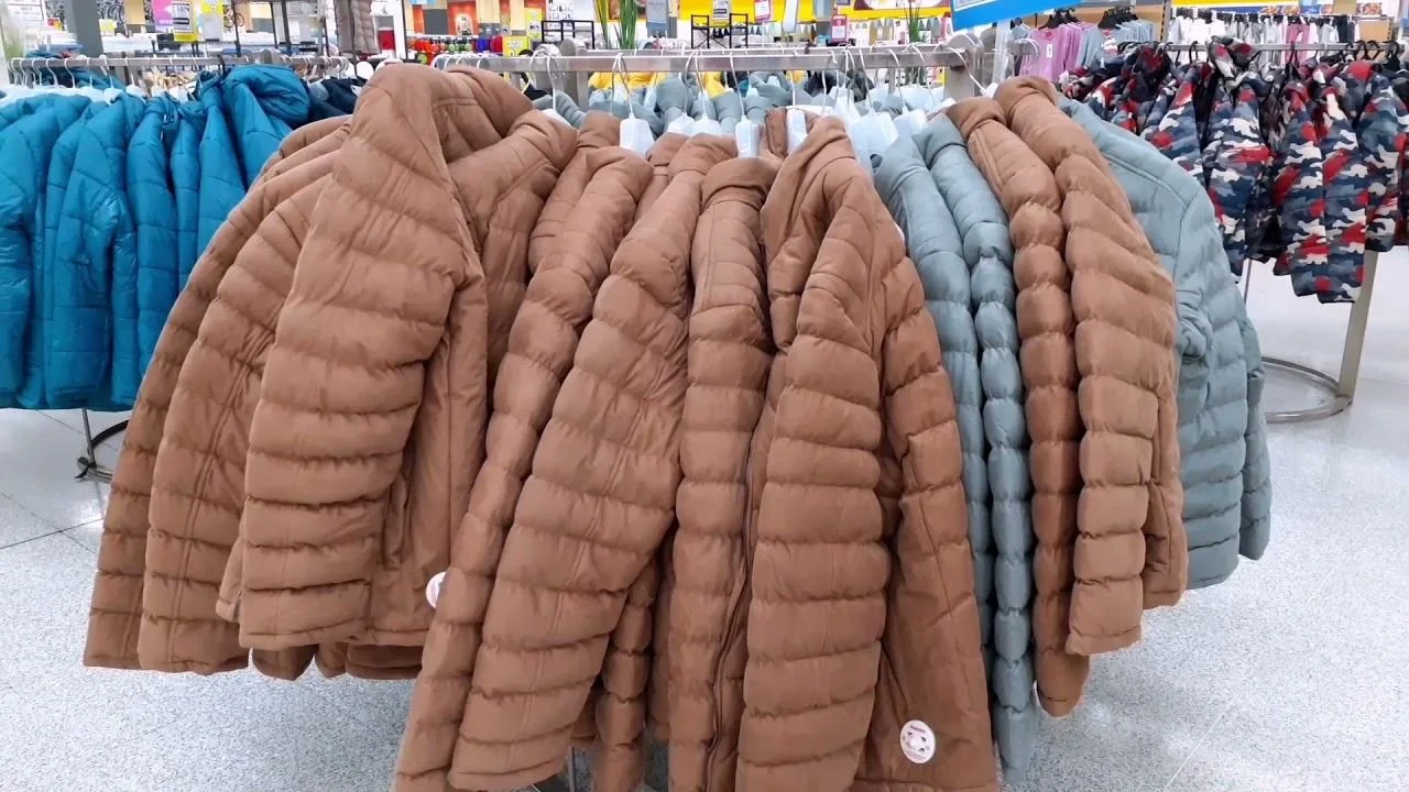 Una famosa cadena de supermercados lanzó una promoción para conseguir camperas y abrigos al costo. Camperas baratas en COTO.