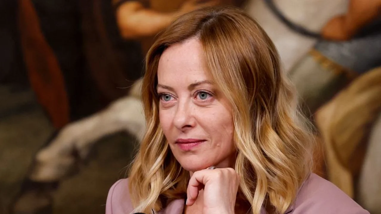 Primera ministra Italia afirma que el Papa confirmó disposición a acoger conversaciones paz Ucrania