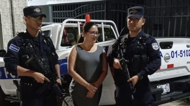 Detuvieron a una abogada en El Salvador y siguen la acusaciones a Bukele por "antidemocrático" y "autoritario"