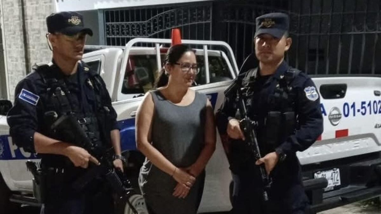 Detuvieron a una abogada en El Salvador y siguen la acusaciones a Bukele por "antidemocrático" y "autoritario"