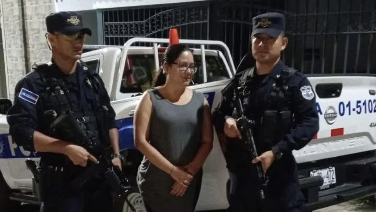 Detuvieron a una abogada en El Salvador y siguen la acusaciones a Bukele por "antidemocrático" y "autoritario"