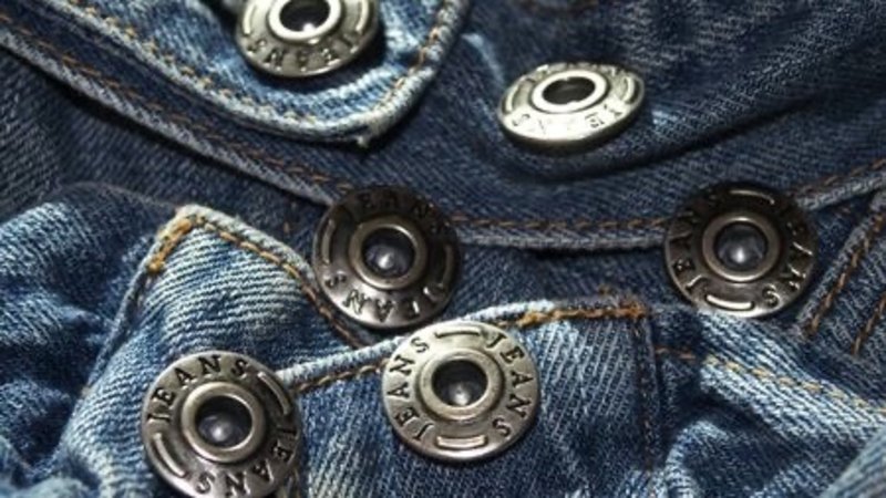 Los botones metálicos en los jeans sirven para reforzar costuras.