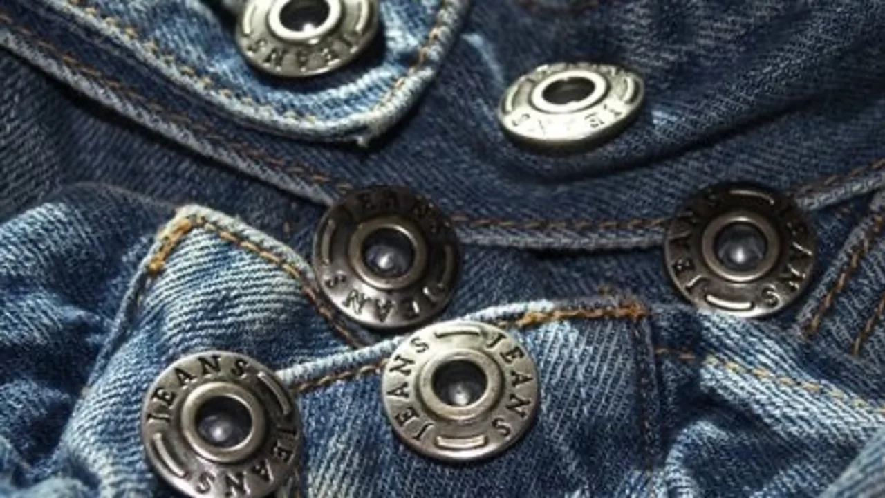 Los botones metálicos en los jeans sirven para reforzar costuras.
