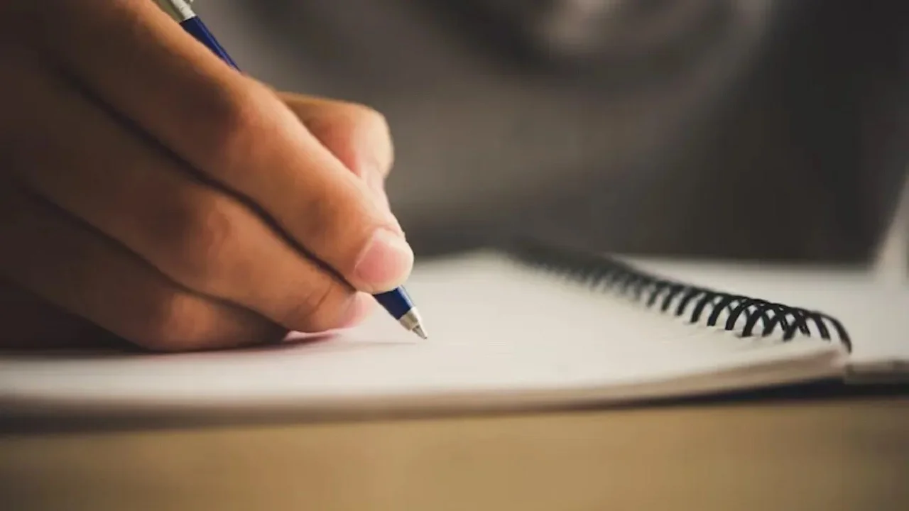 Persona escribiendo.