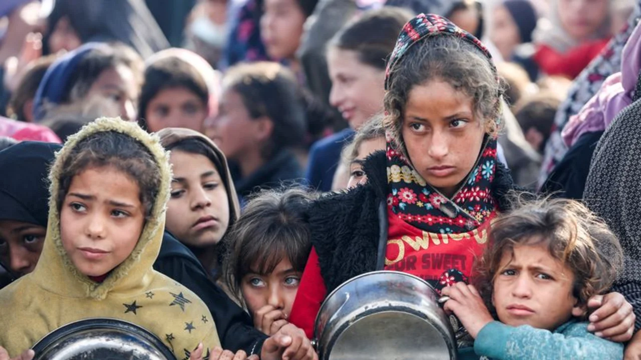 “Nuestros hijos mueren lentamente", dice un padre que busca comida en Gaza