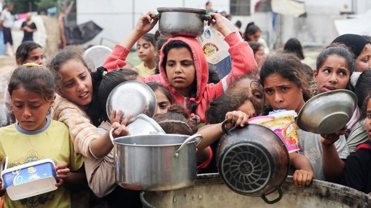 En un clima de desesperación, empieza a entrar a cuentagotas ayuda humanitaria en Gaza