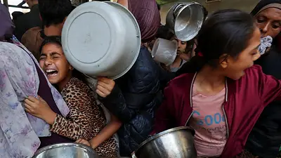 Las fotos del horror en Gaza: la desesperación de los niños mientras esperan que llegue la comida Las fotos del horror en Gaza: la desesperación de los niños mientras esperan que llegue la comida