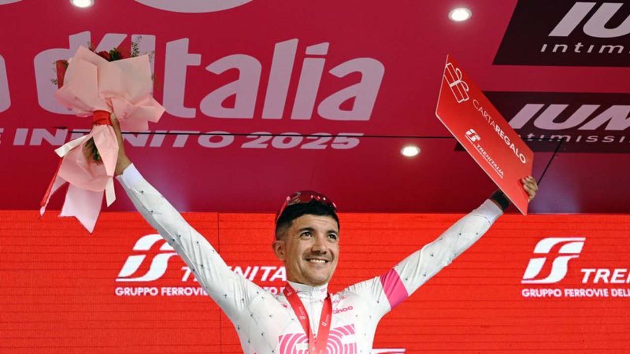 Ecuatoriano Carapaz gana en solitario la 11ª etapa del Giro, mexicano Del Toro sigue líder