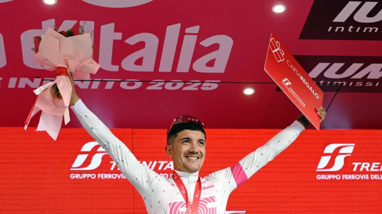 Ecuatoriano Carapaz gana en solitario la 11ª etapa del Giro, mexicano Del Toro sigue líder
