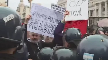 Tensión en el Congreso: la Policía acorrala a los jubilados que protestan
