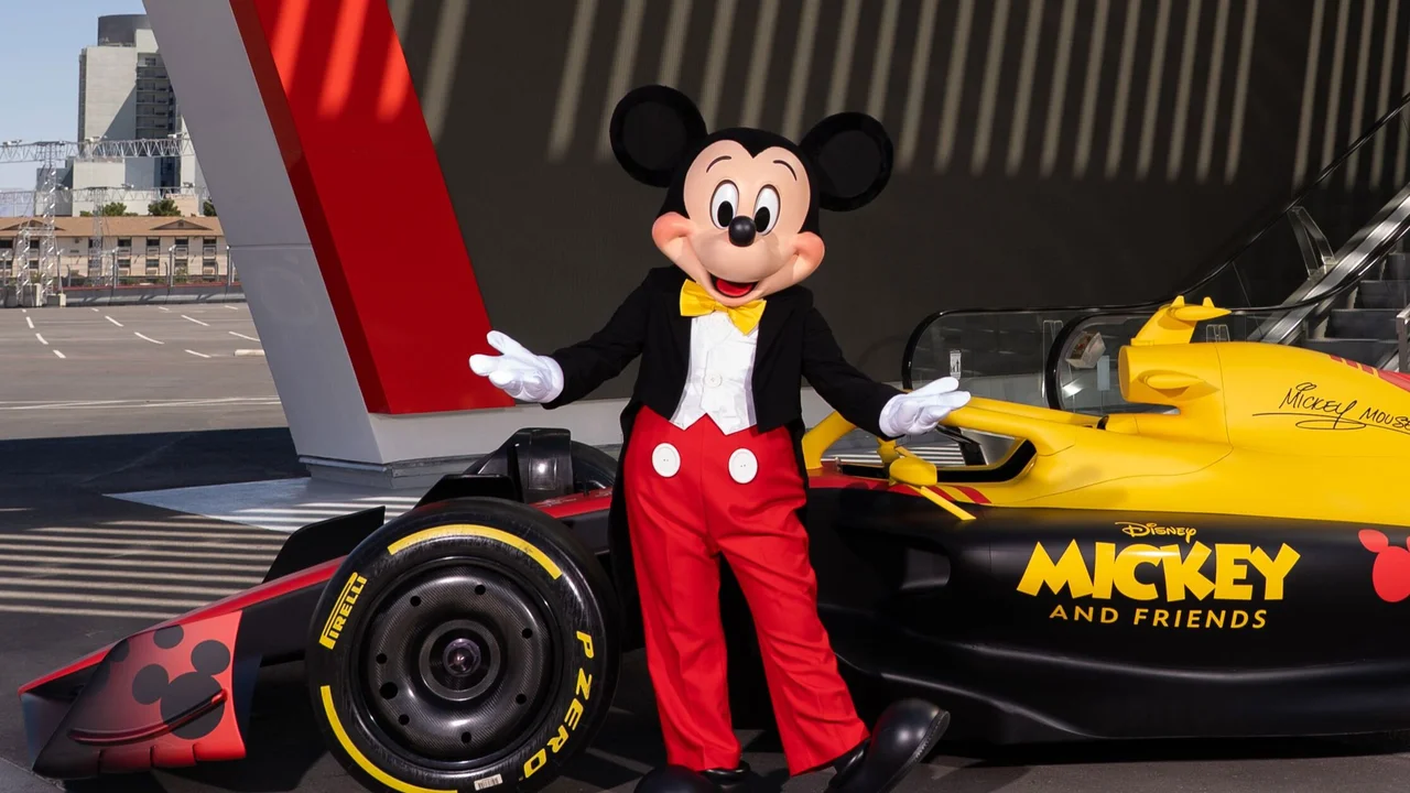 Micky Mouse delante de un monoplaza de F1.