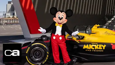 Micky Mouse delante de un monoplaza de F1. Micky Mouse delante de un monoplaza de F1.