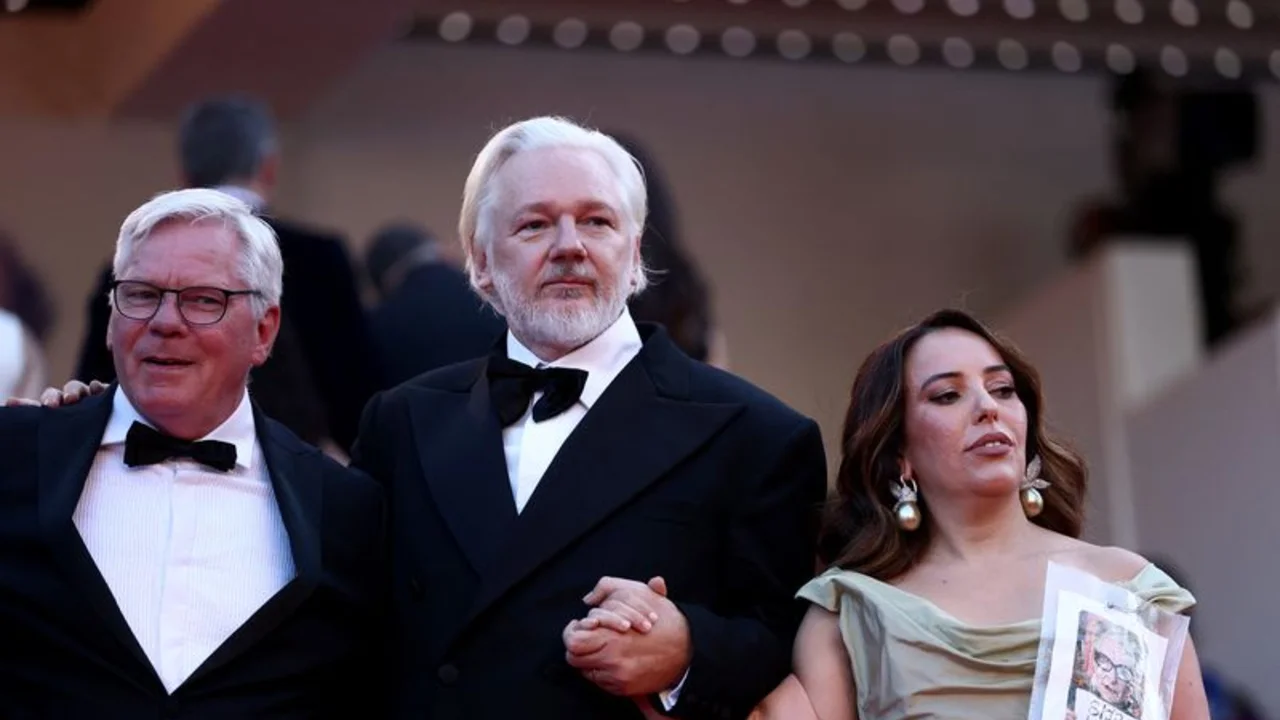 Julian Assange, en Cannes por un documental sobre su vida, está abierto a la acción política